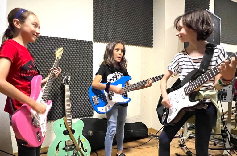 ROCKADÈMIA GUITARRA CLASSES